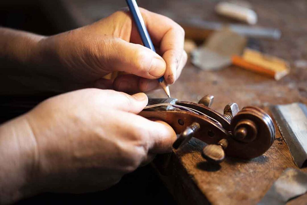 Foto Handarbeit beim Geigenbau