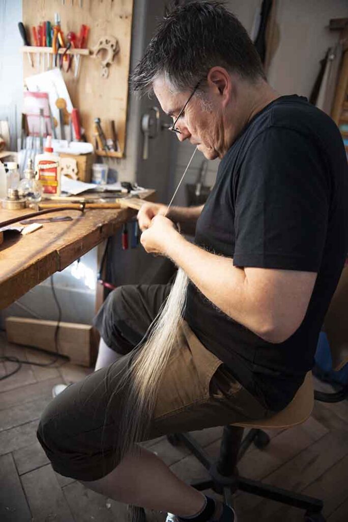 Foto Reparatur Geigenbogen mit Pferdehaar